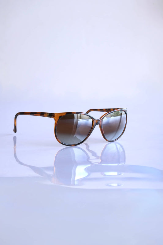 CÉBÉ 90's Classic Mirrored Lens Sunglasses in tortoise on white background