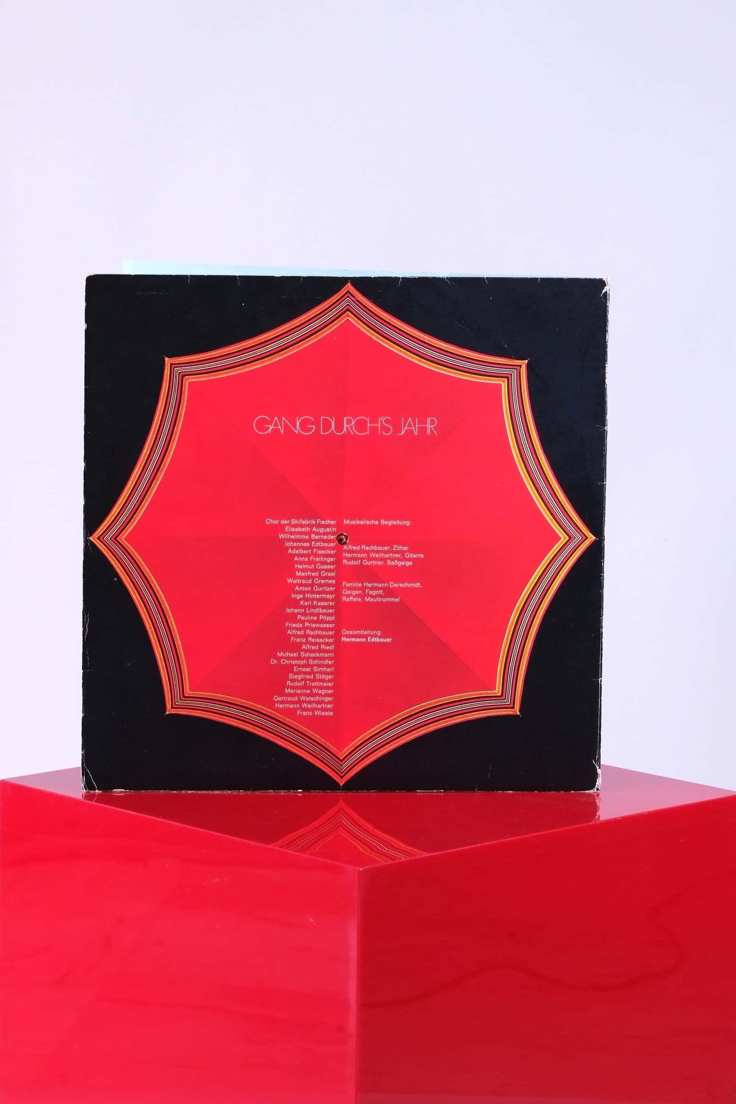 Back cover of 1972 Fischer “Gang Durch’s Jahr” Christmas vinyl, featuring umbrella design and choir credits.