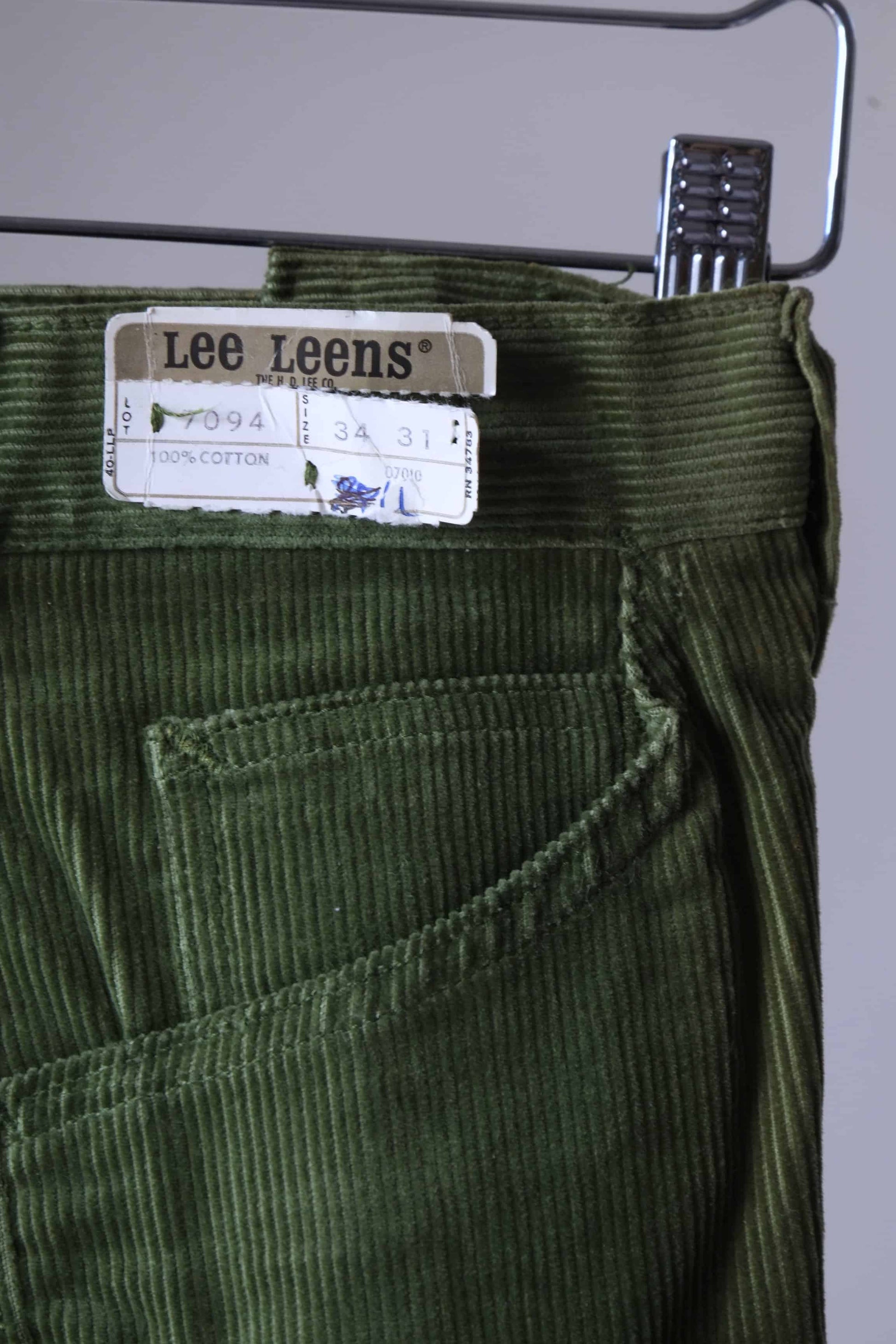 close up of size tag of LEE Corduoroy Pants
