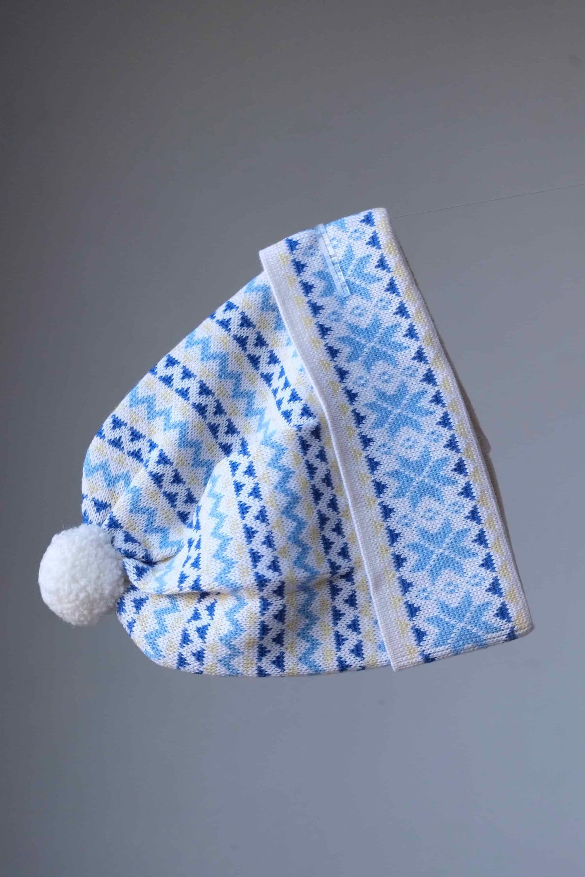 LÖFFLER 90's Vintage Ski Beanie in white and light blue snowflake design