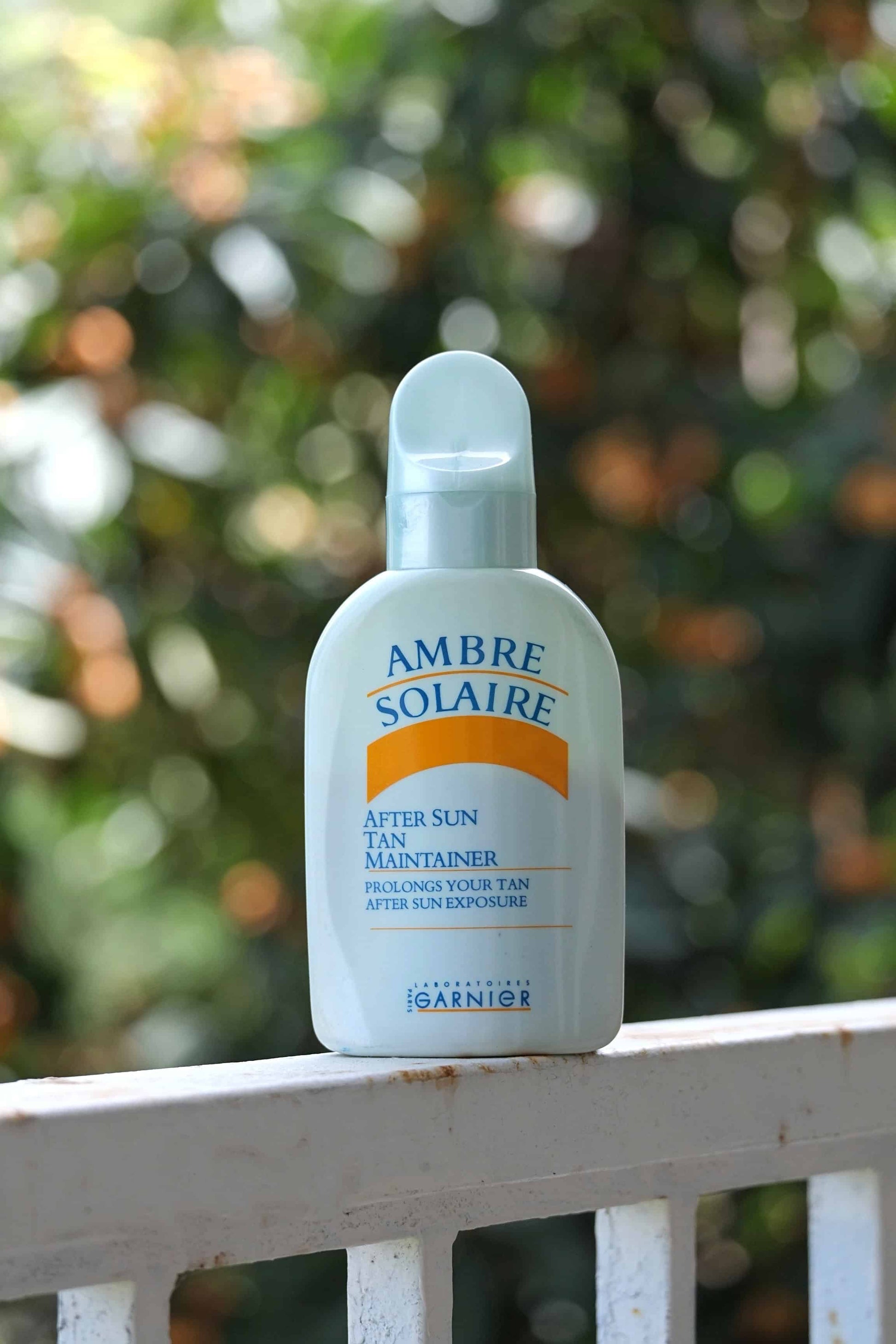 AMBRE SOLAIRE Vintage After Sun tan maintainer lotion with nature background