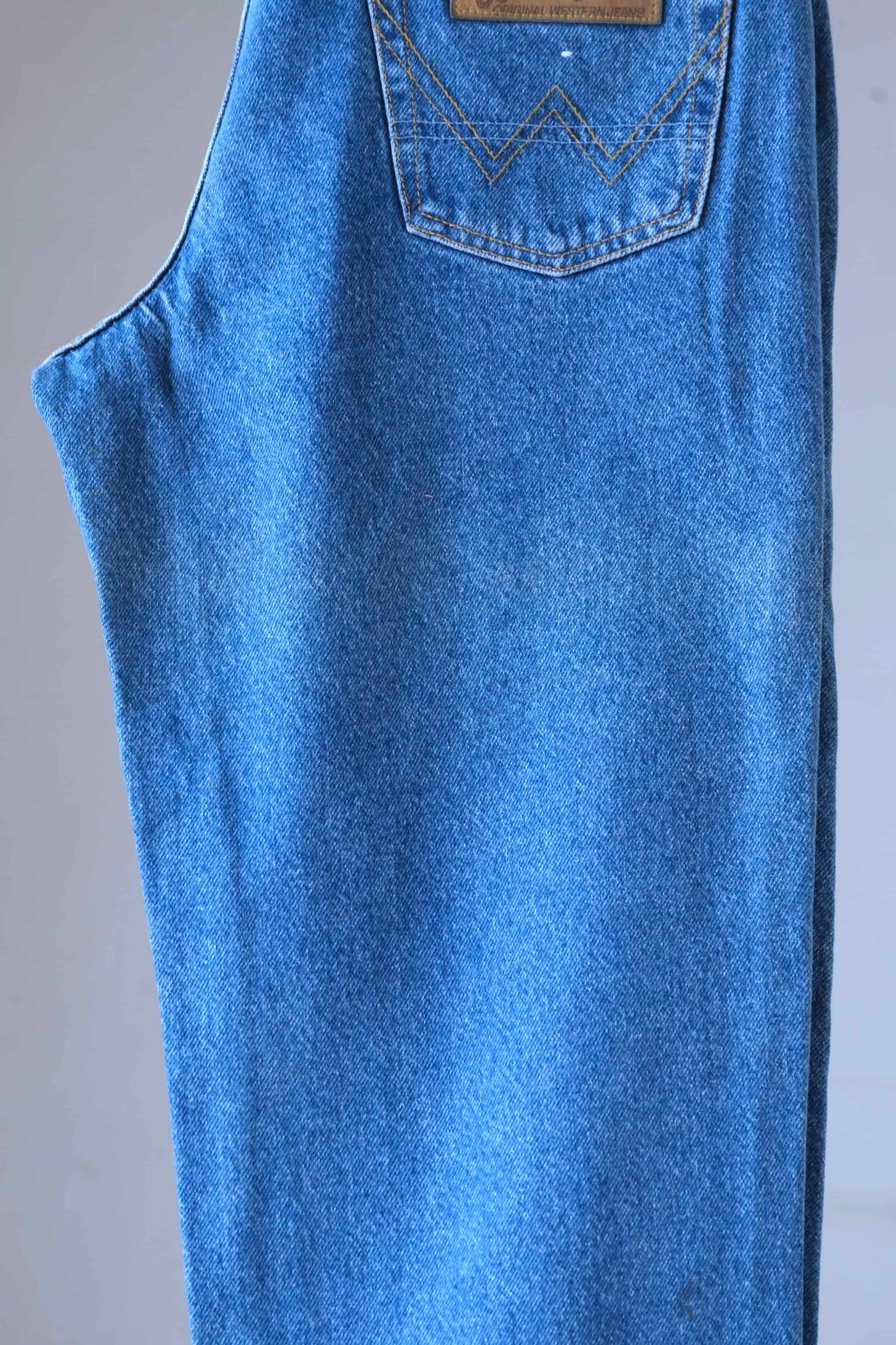 Close up of WRANGLER Vintage 90's Jeans Blue Wash on hanger 