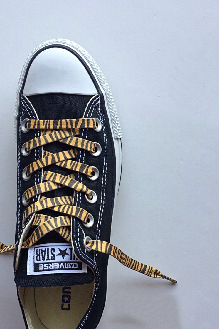 Tiger print flat shoelaces 100 cm long on shoes