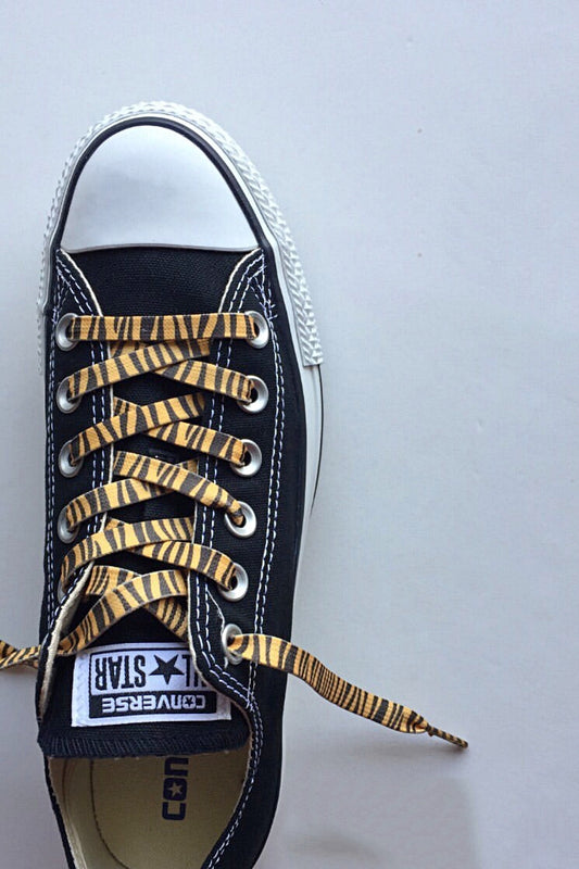 Tiger print flat shoelaces 100 cm long on shoes