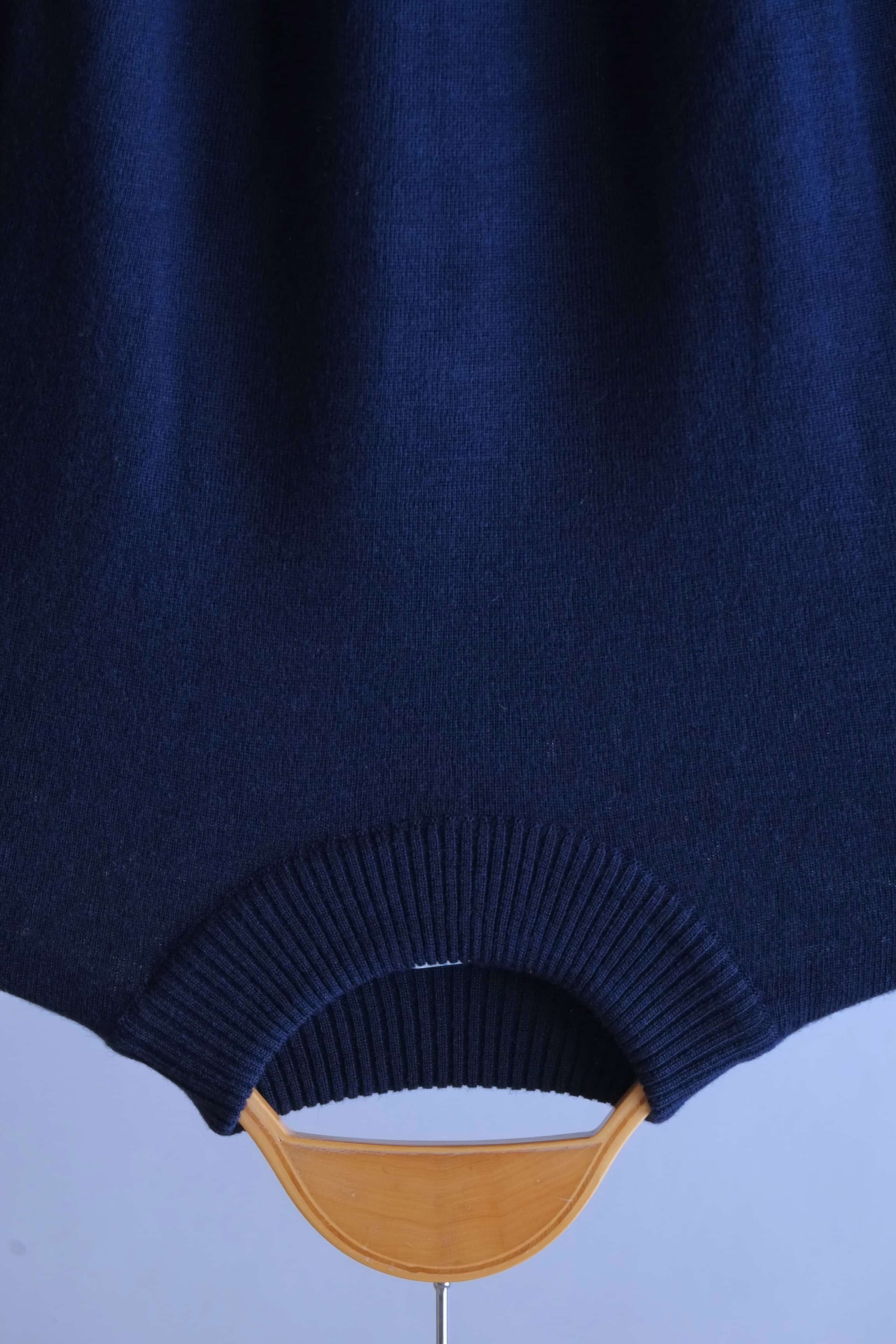 Detailed close-up of the ribbed high-neck collar on the navy vintage Cagi pure wool sweater.
