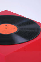 Close up of One-sided black vinyl of Fischer’s 1972 “Gang Durch’s Jahr” Christmas album with orange center label.