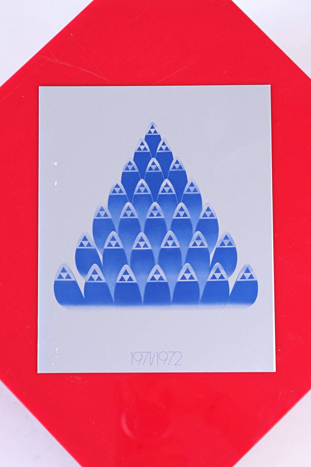 Blue geometric design composed of ski tips on the front of Fischer’s 1971/72 holiday greeting card.