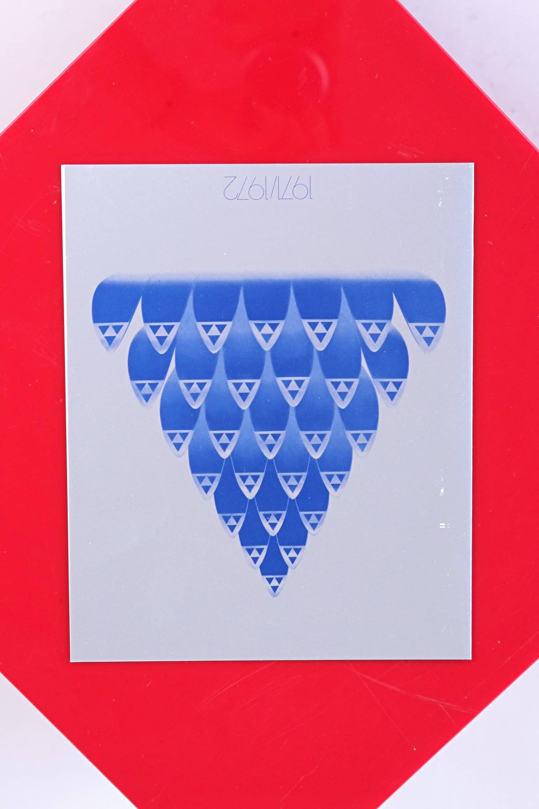Blue geometric design composed of ski tips on the front of Fischer’s 1971/72 holiday greeting card.
