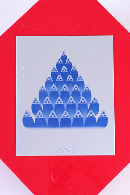 Blue geometric design composed of ski tips on the front of Fischer’s 1971/72 holiday greeting card.