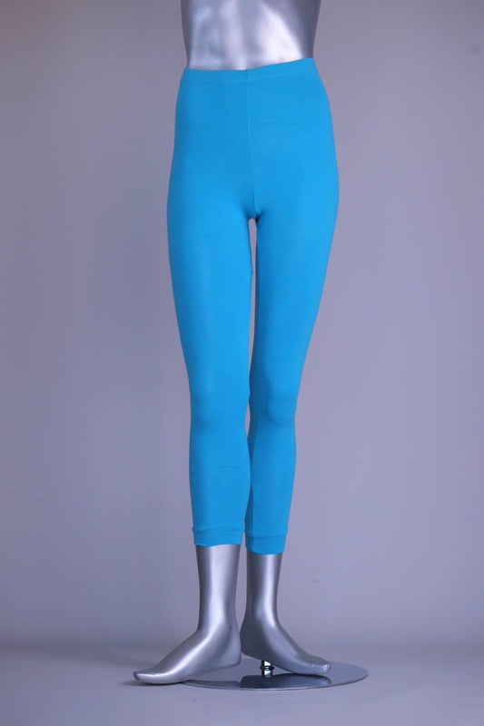 Front view of a silver mannequin wearing A pair of blue, vintage 90s GILDA MARX cropped leggings.