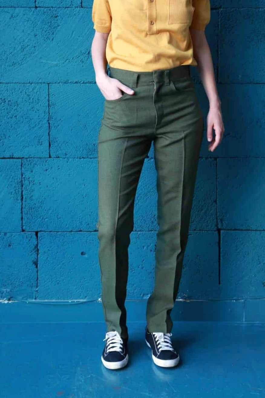 LEE 70's Vintage Slacks Hunter green on model