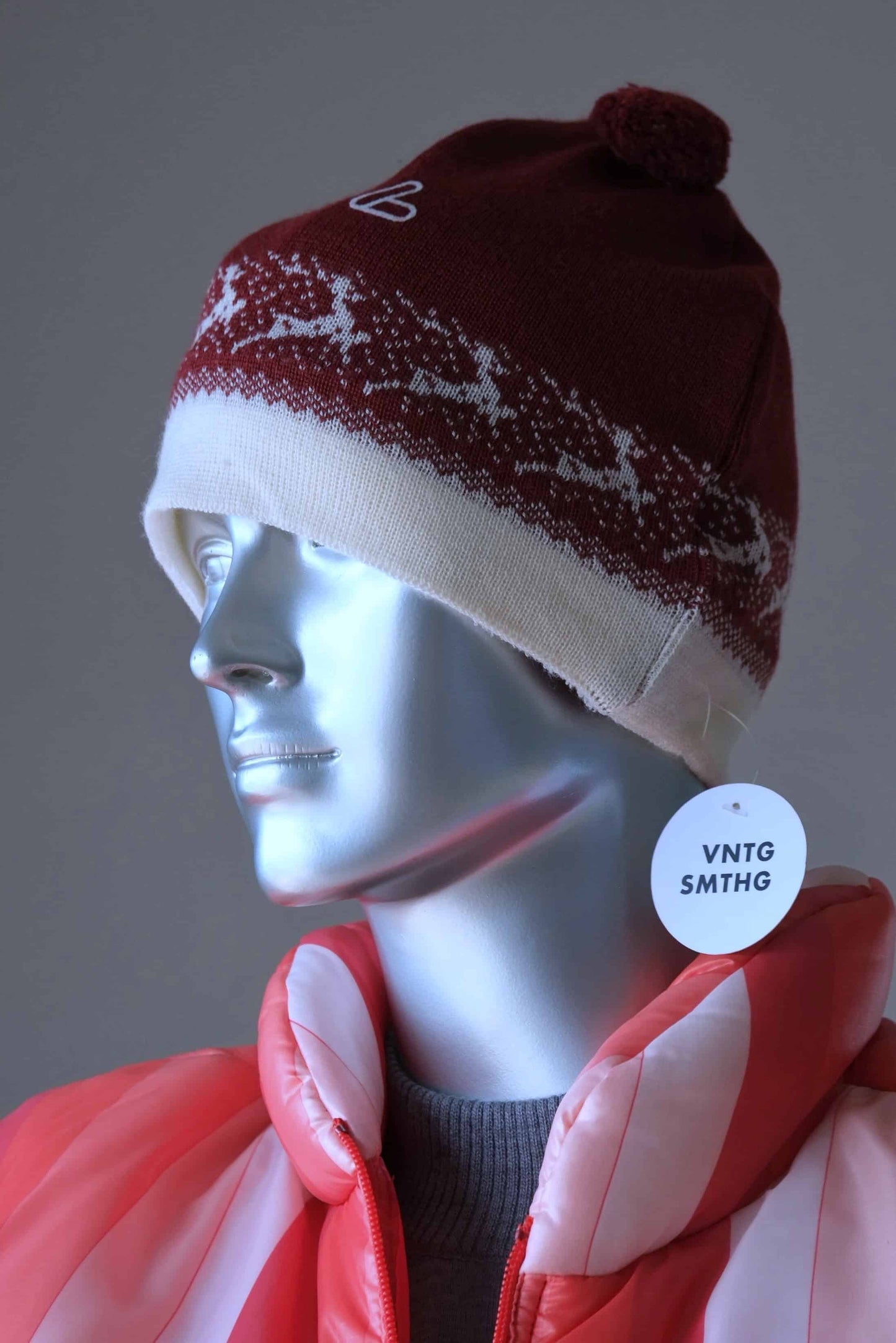 LÖFFLER Patterned Ski Cap burgundy and off-white on mannequin