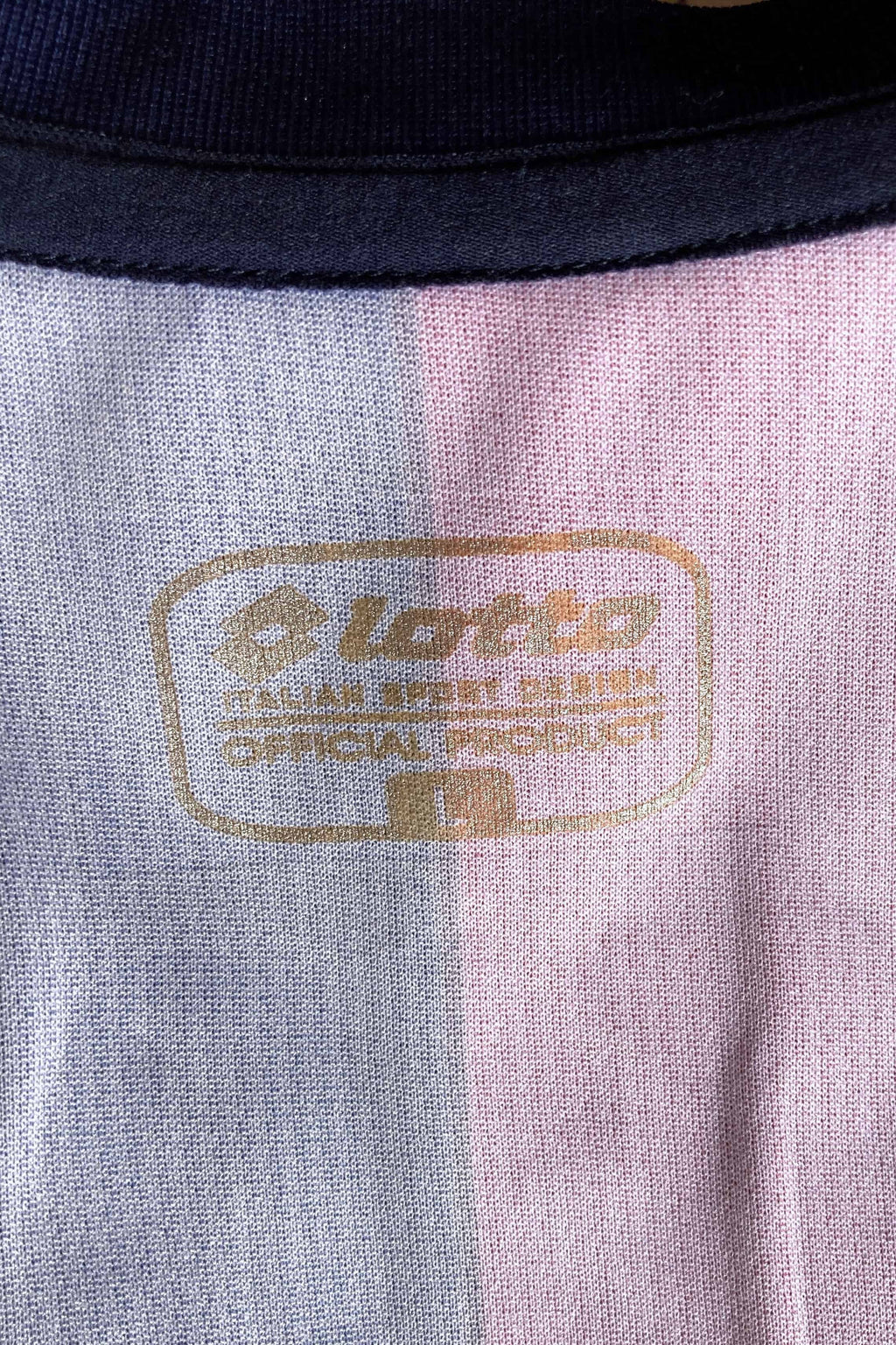 Close up of the size label of Lotto Genoa CFC 2012-13 Home Jersey.