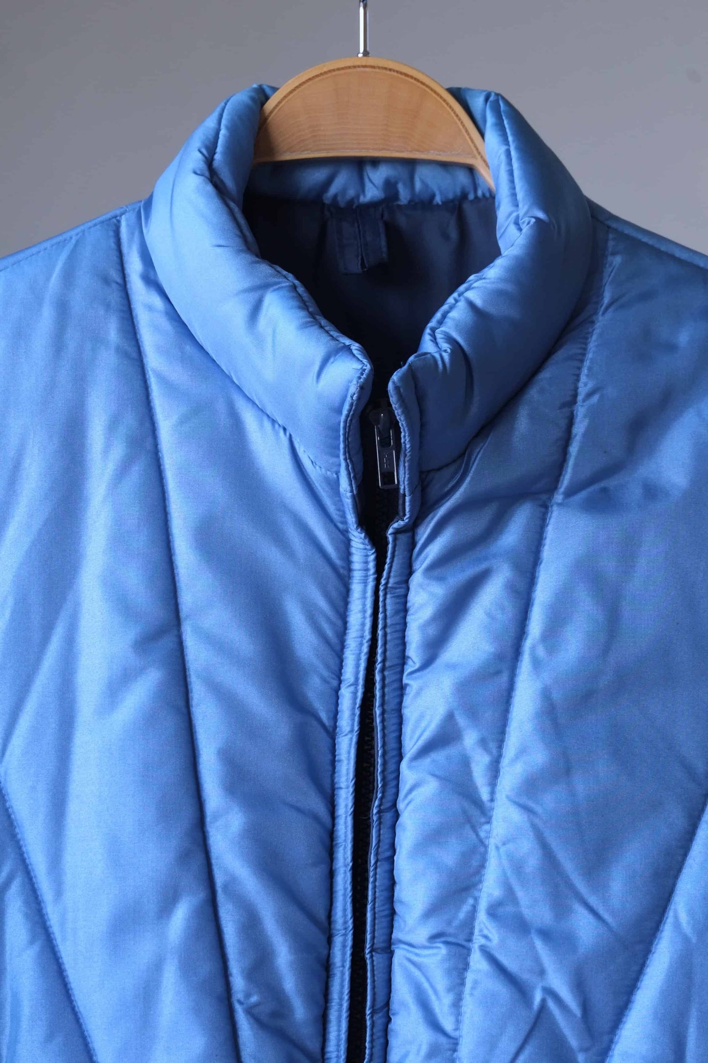 Close up of SANRIVAL Vintage 70's Ski Jacket, color: mettalic blue.