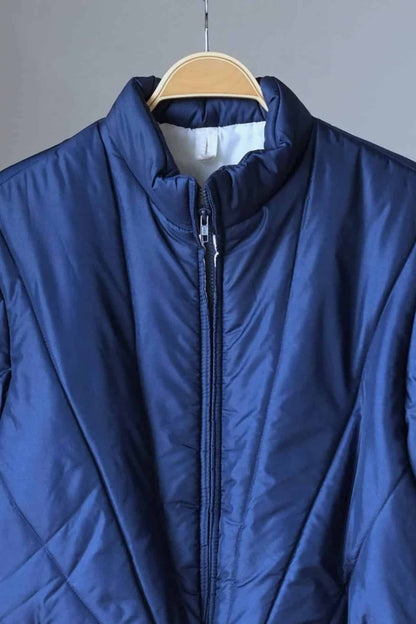 Close up of the collar and fron zipper of SANRIVAL Vintage 70's Ski Jacket, color: navy blue.