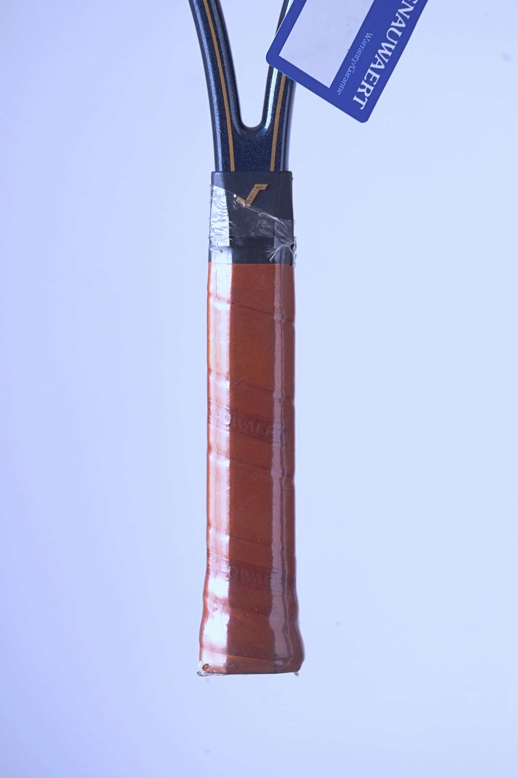 Close-up of the brown leather handle with "SNAUWAERT" embossed in the material, topped with a black collar and gold logo.