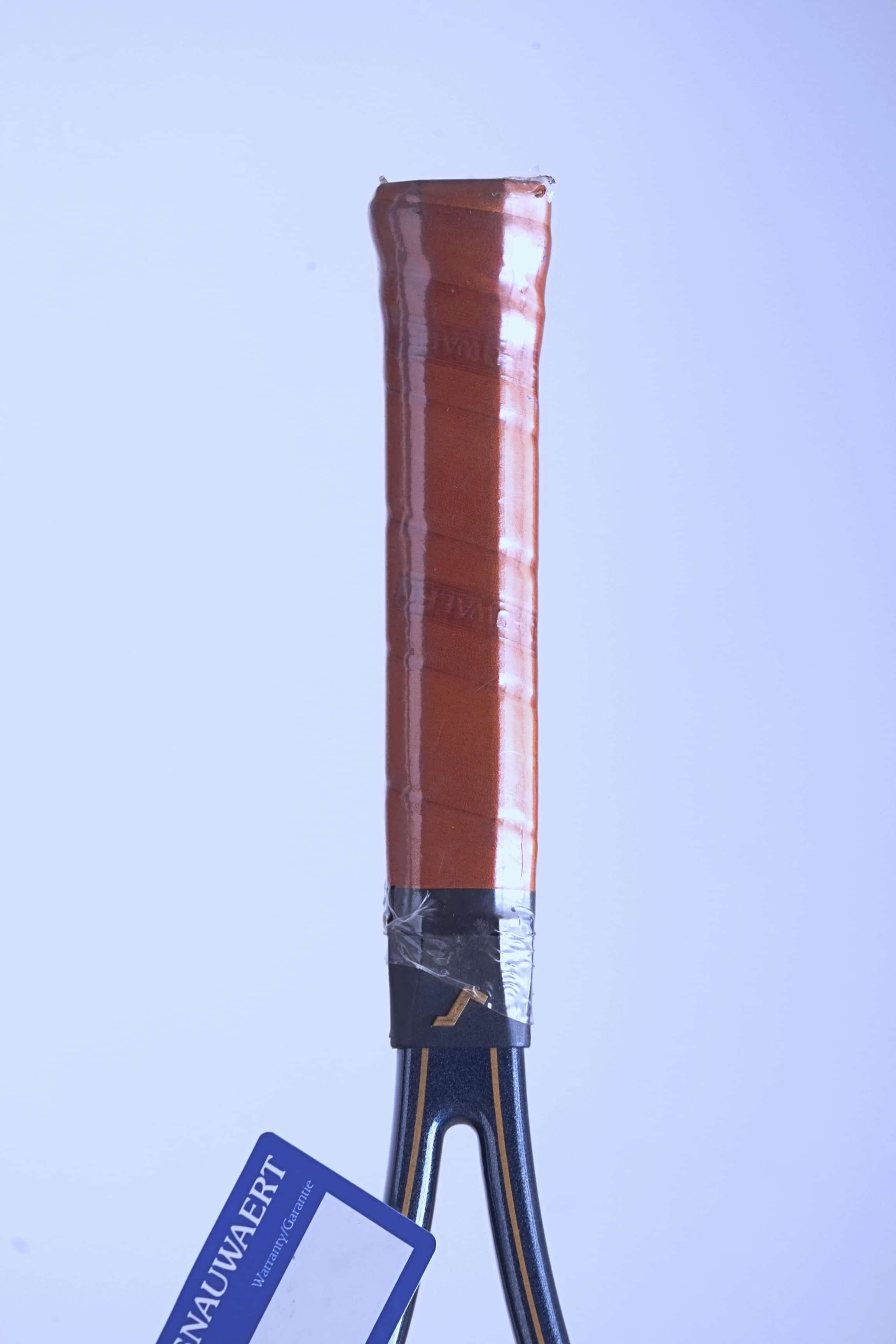 Close-up of the brown leather handle with "SNAUWAERT" embossed in the material, topped with a black collar and gold logo.