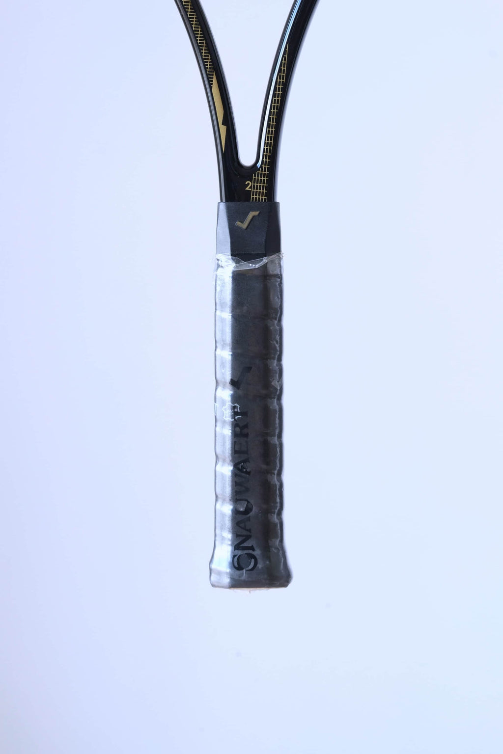 Detailed view of the handle wrapped in a grey textured Snauwaert grip, encased in a clear protective plastic seal.
