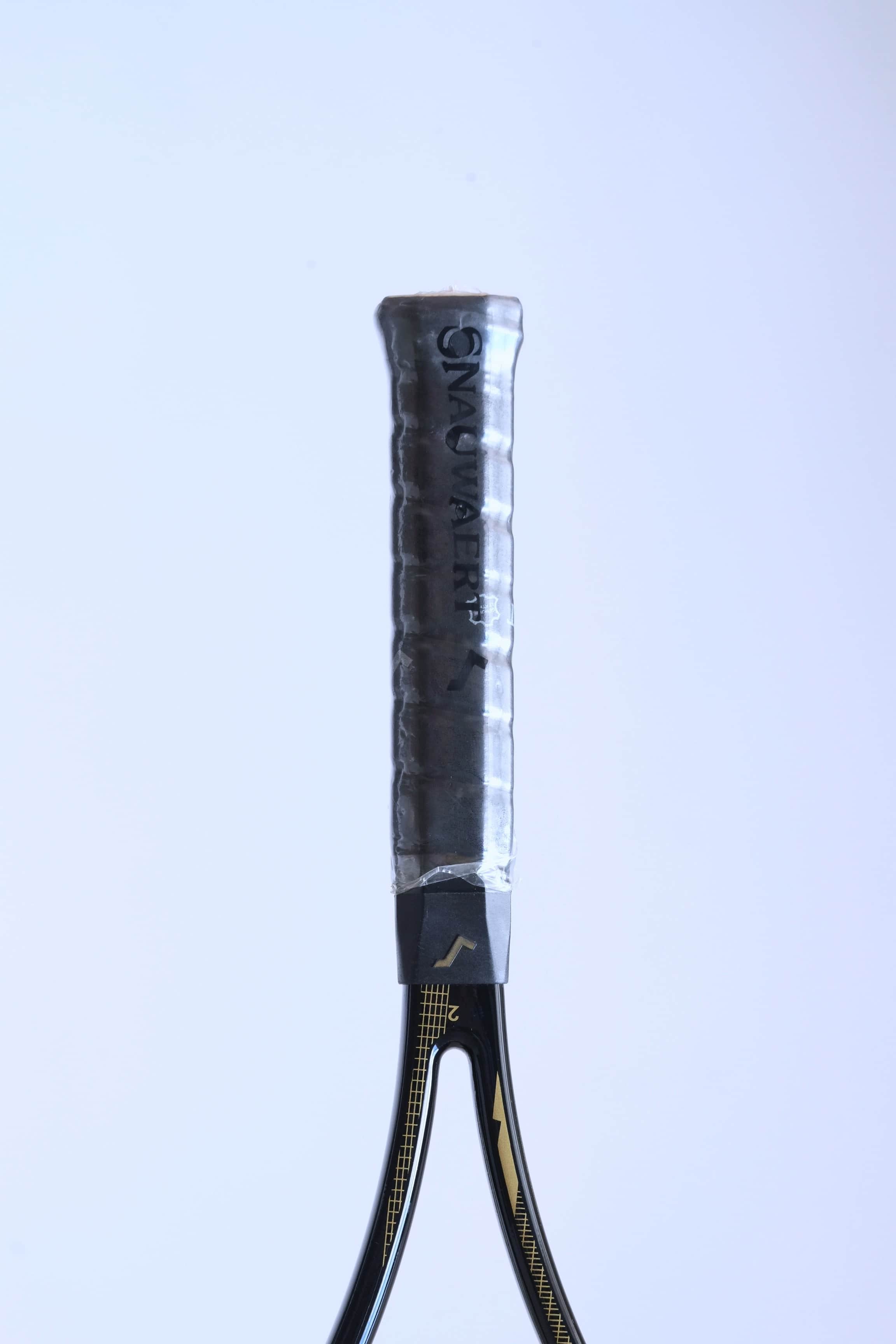 Detailed view of the handle wrapped in a grey textured Snauwaert grip, encased in a clear protective plastic seal.