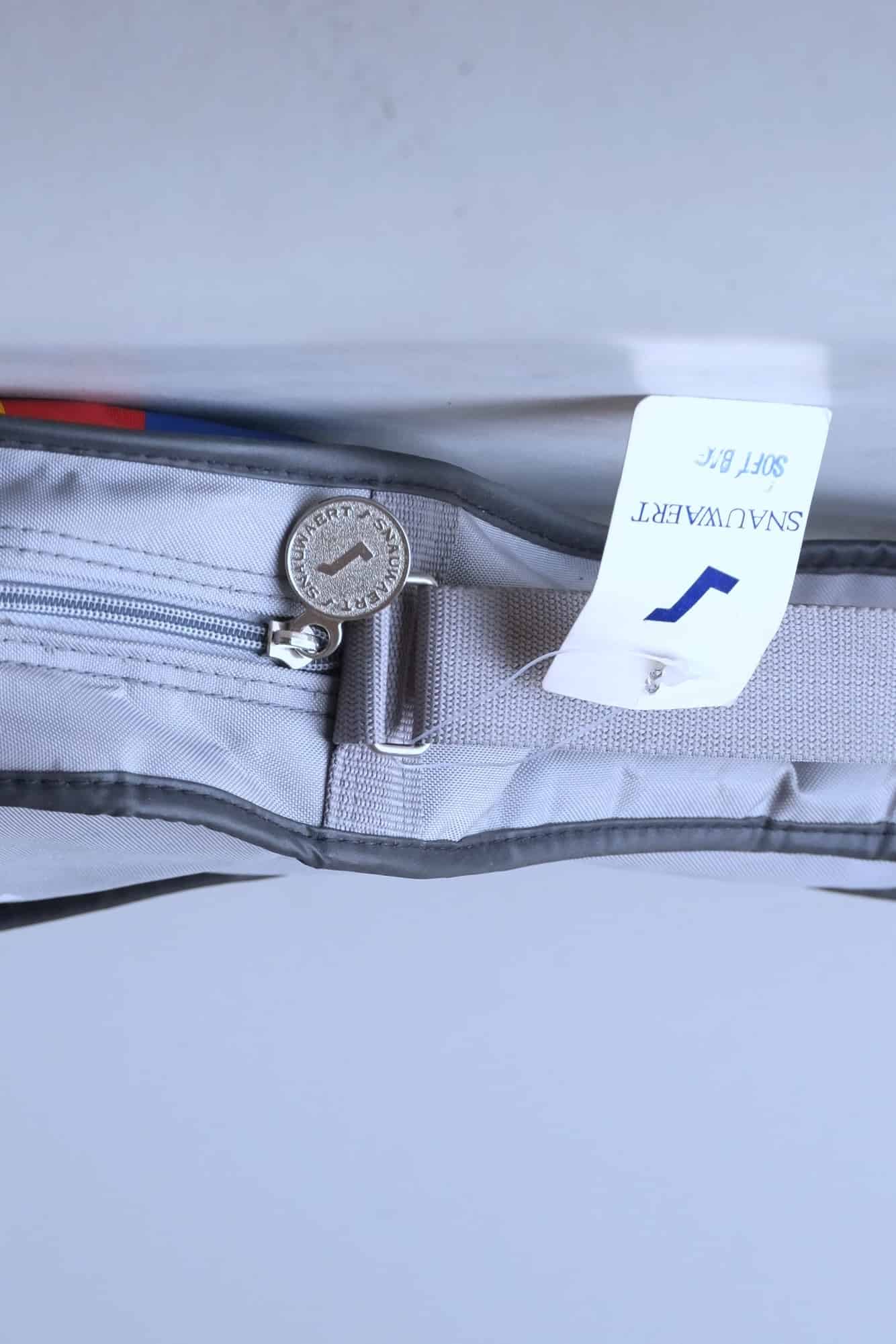 Close-up of the original deadstock white and blue Snauwaert cardboard retail hang-tag and the branded zipper.