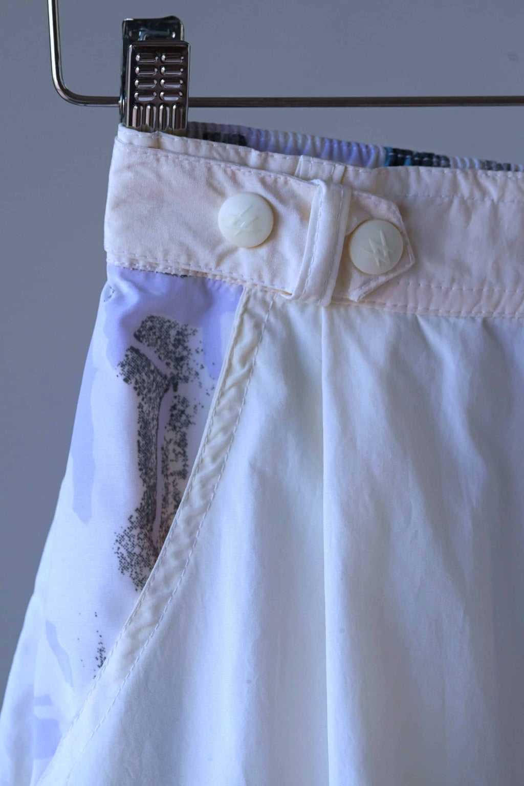 Close up pf the waist strap of Vintage Völkl Tennis skirt 