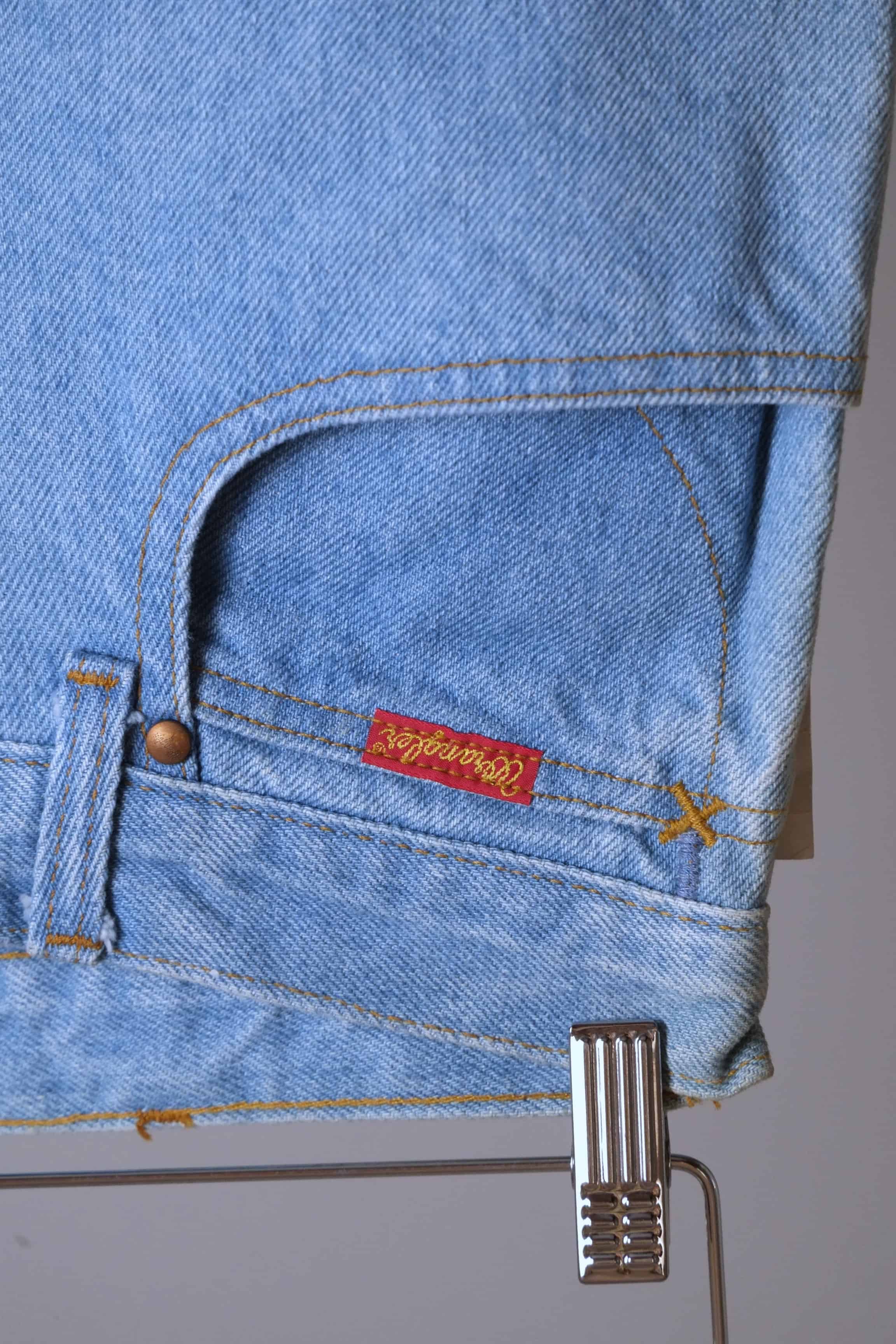WRANGLER 90s Vintage Medium Wash Jeans – Straight Leg – Vintage