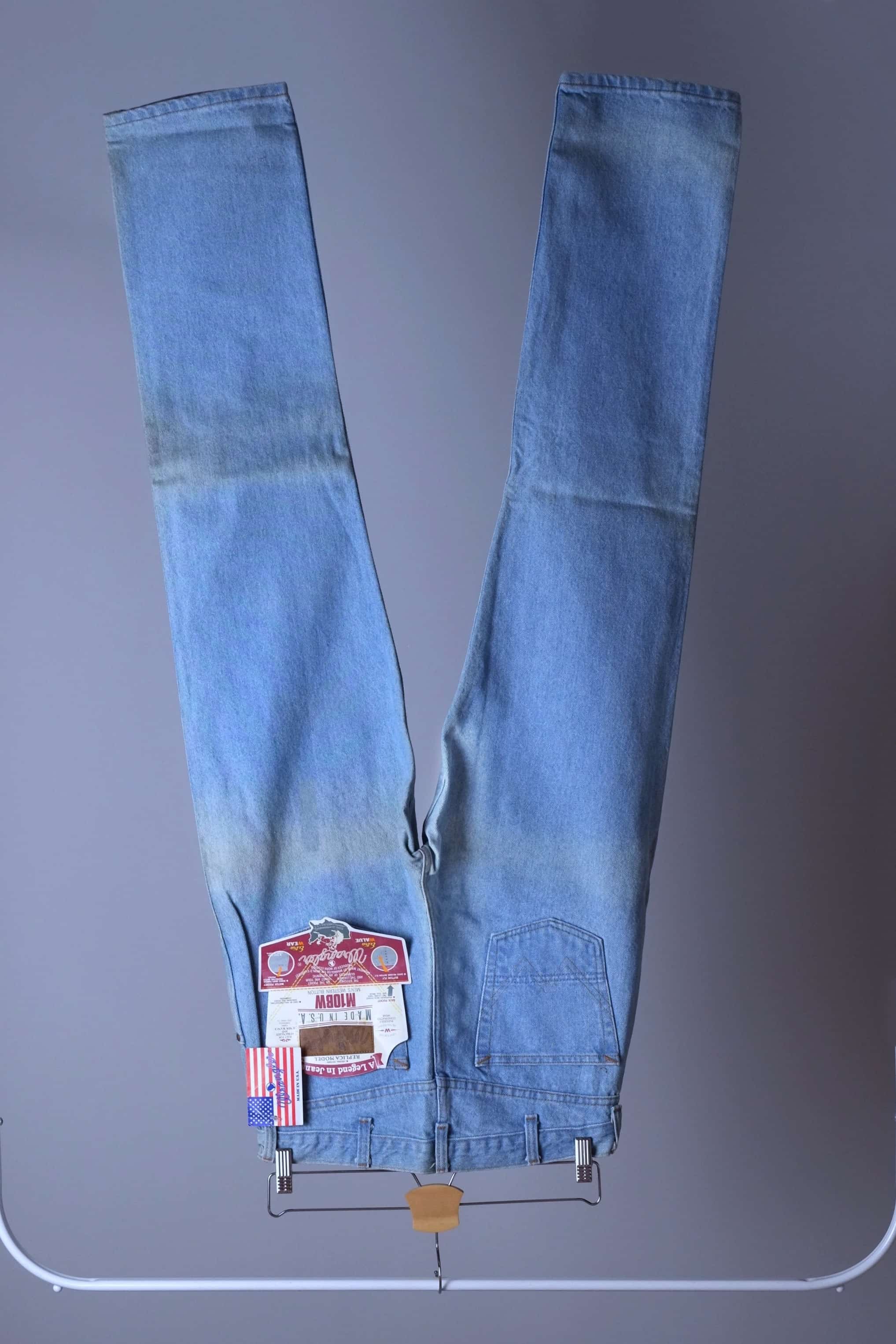 WRANGLER 90s Vintage Medium Wash Jeans – Straight Leg – Vintage