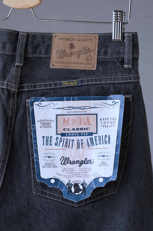 Close shot of the paper label on the back pocket of a WRANGLER Vintage 90's Black Wash Jeans