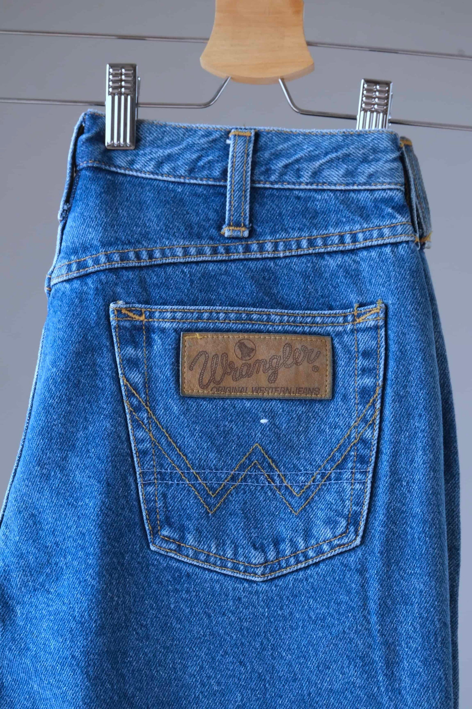 Close shot of the back pocket and leather patch of WRANGLER Vintage 90's Jeans Blue Wash