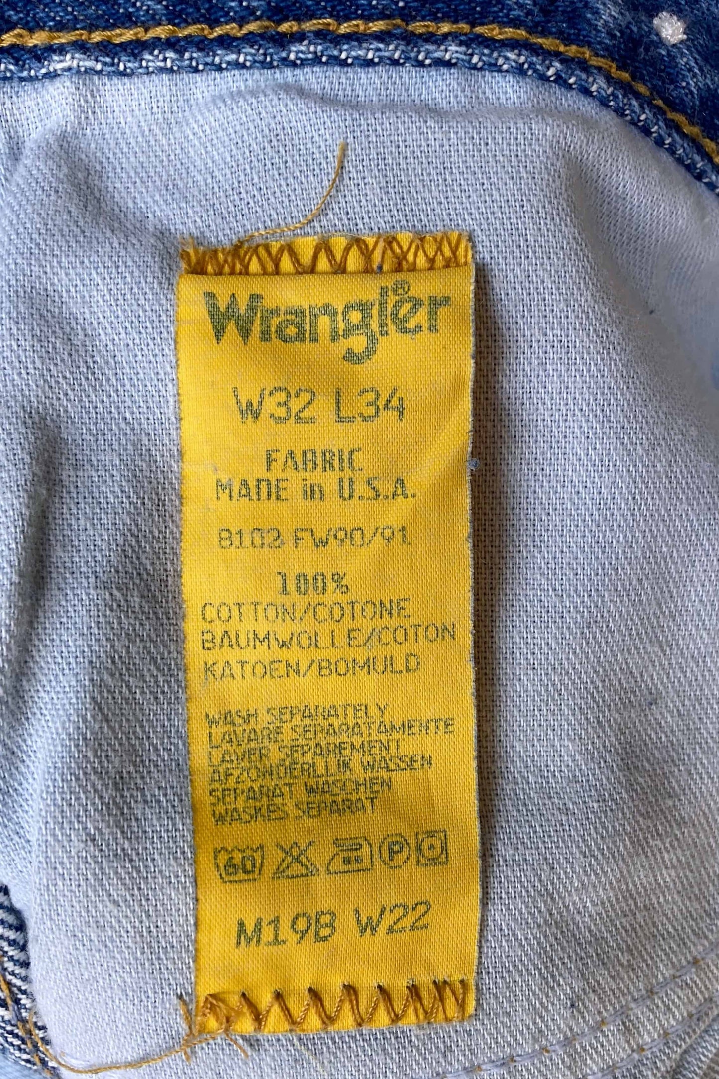 Close shot of the label inside a pair of WRANGLER Vintage 90's Jeans Blue Wash