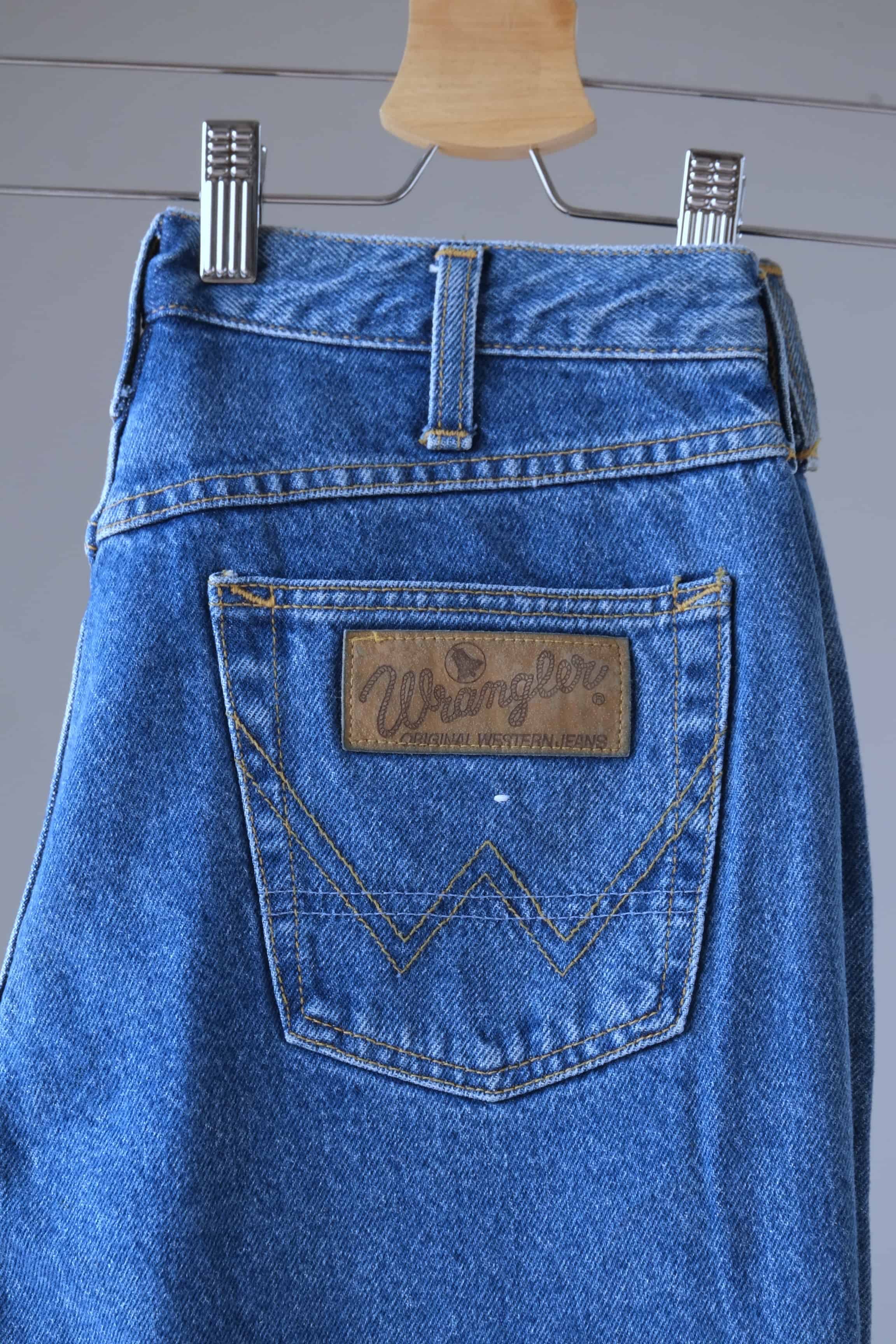Close shot of the back pocket and leather patch of WRANGLER Vintage 90's Jeans Blue Wash