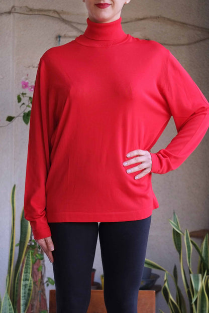 Rollneck 70's Sweater red on model