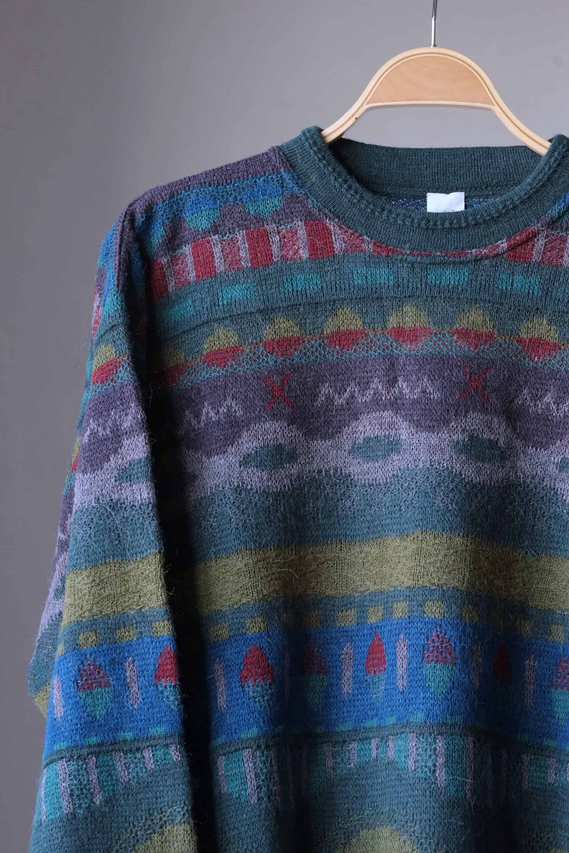 90's Patterned Sweater forest green close up