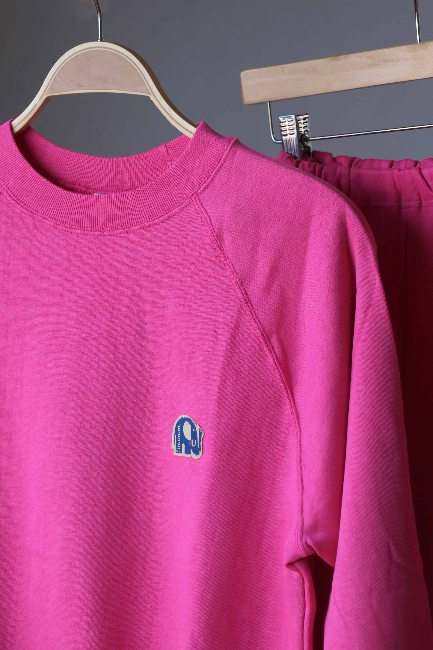 80's Comfy Jogging Suit pink close up