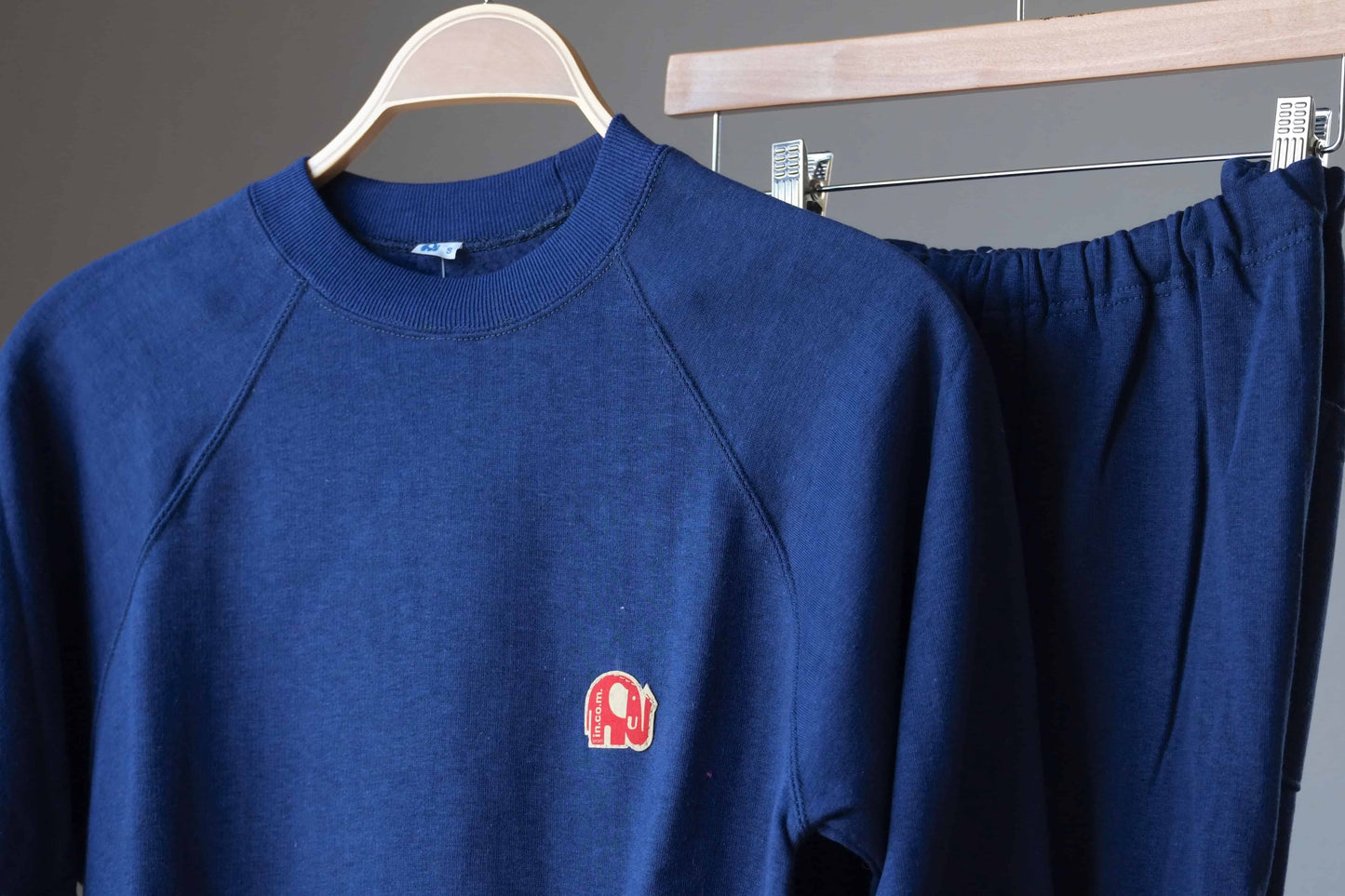 80's Comfy Jogging Suit navy close up